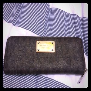 Michael Kors Logo Continental Zip wallet