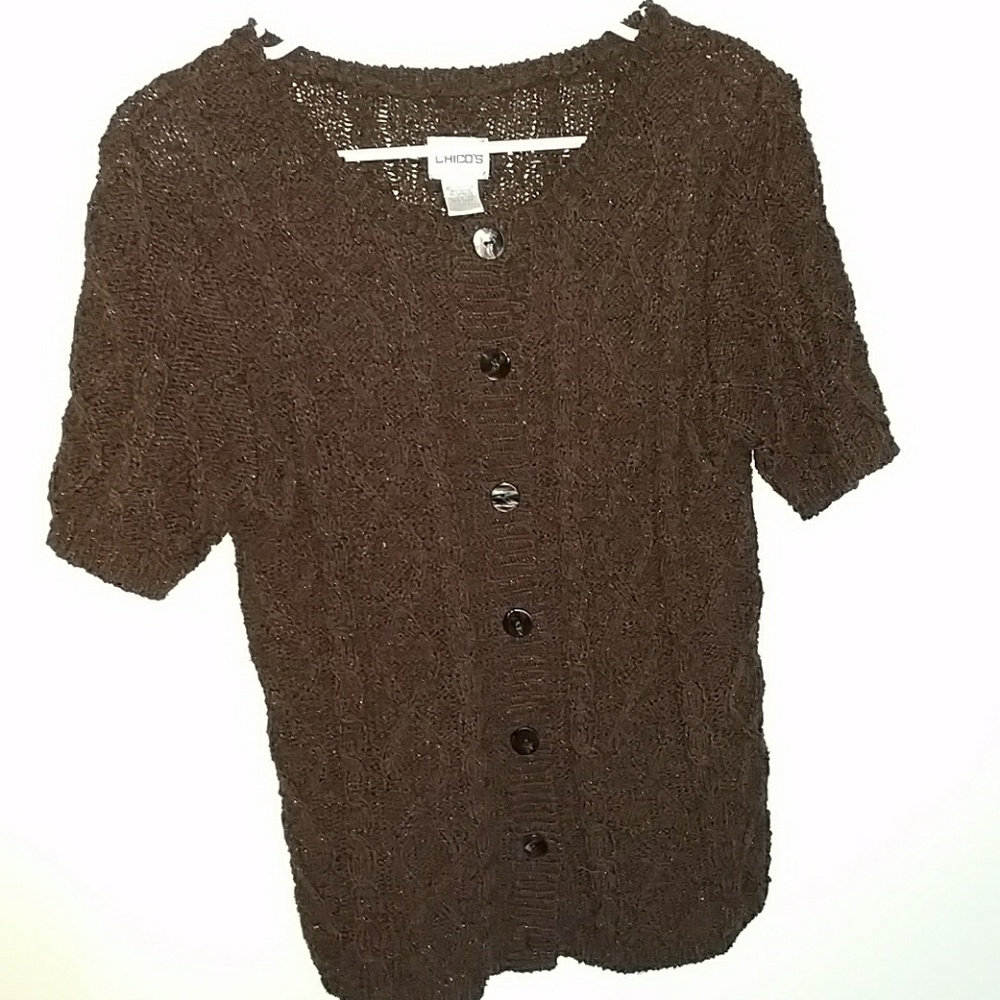 Brown short sleeve sweater with shell buttons