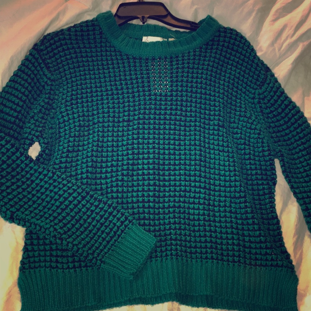 Green/black pullover.