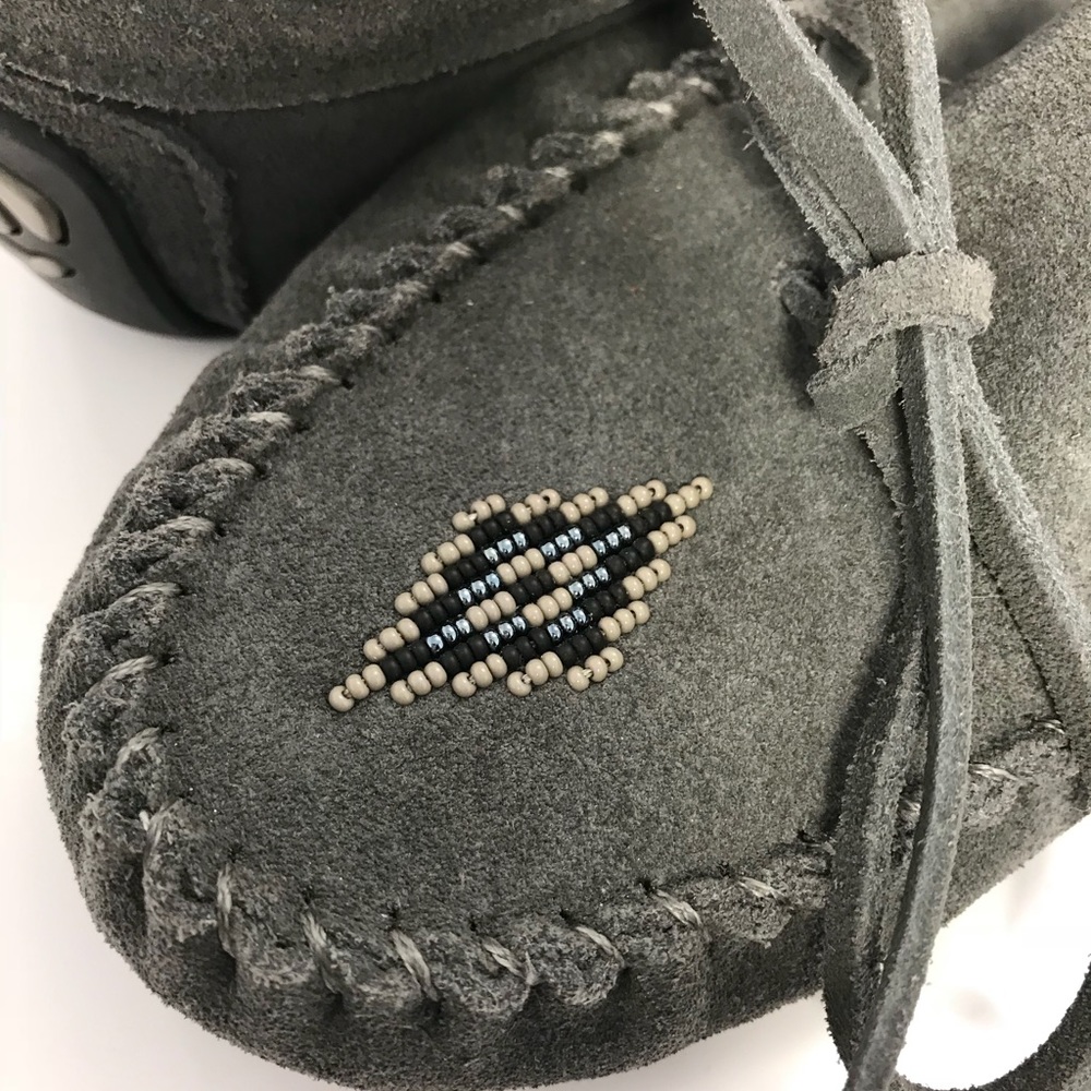 🎈SOLD II MANITOBAH || Beaded Moccasin - Picture 1 of 3
