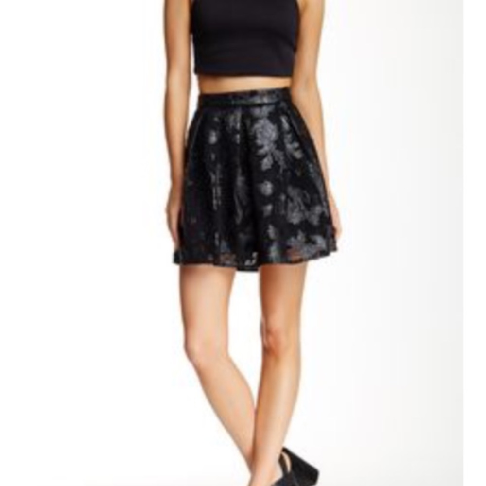 Romeo & Juliet Couture Faux Lace Overlay Skirt - M