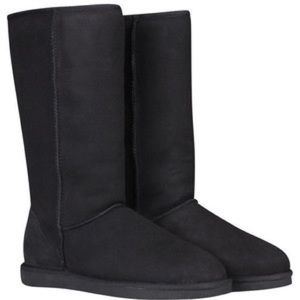 Classic Tall UGG boot in black size 8
