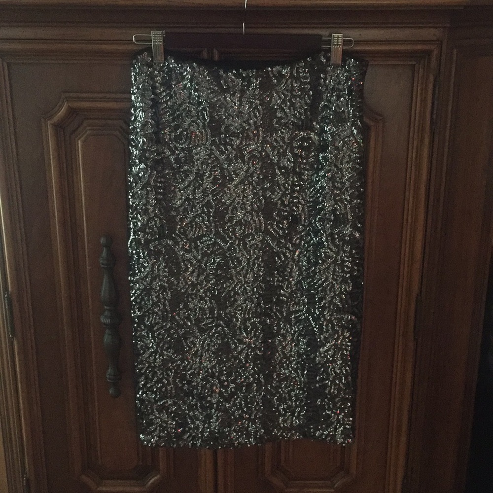 HOLIDAY PARTY READY 🎉 Gunmetal Sequined Skirt