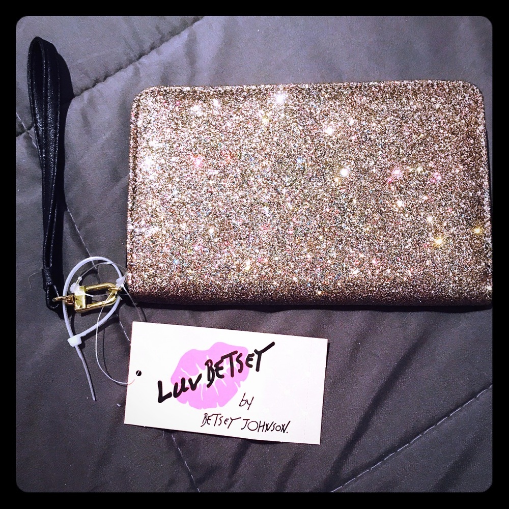 NWT BETSY JOHNSON WRISTLET W/ CC SLOTS AND ROOMY