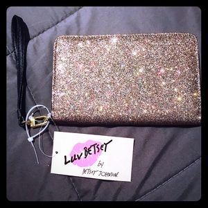 NWT BETSY JOHNSON WRISTLET W/ CC SLOTS AND ROOMY