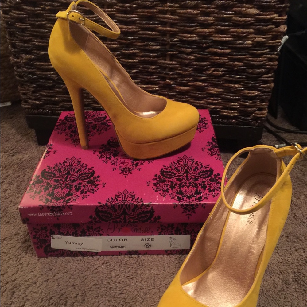 Mustard heels Size 6 , with platform heel