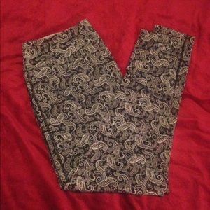 Beautiful and Comfortable Paisley Print Leggings!