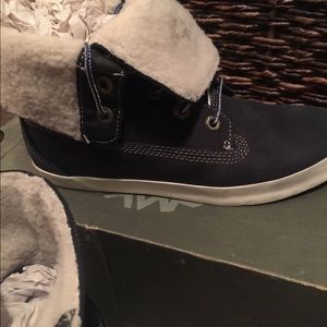 Navy Timberland fur books.