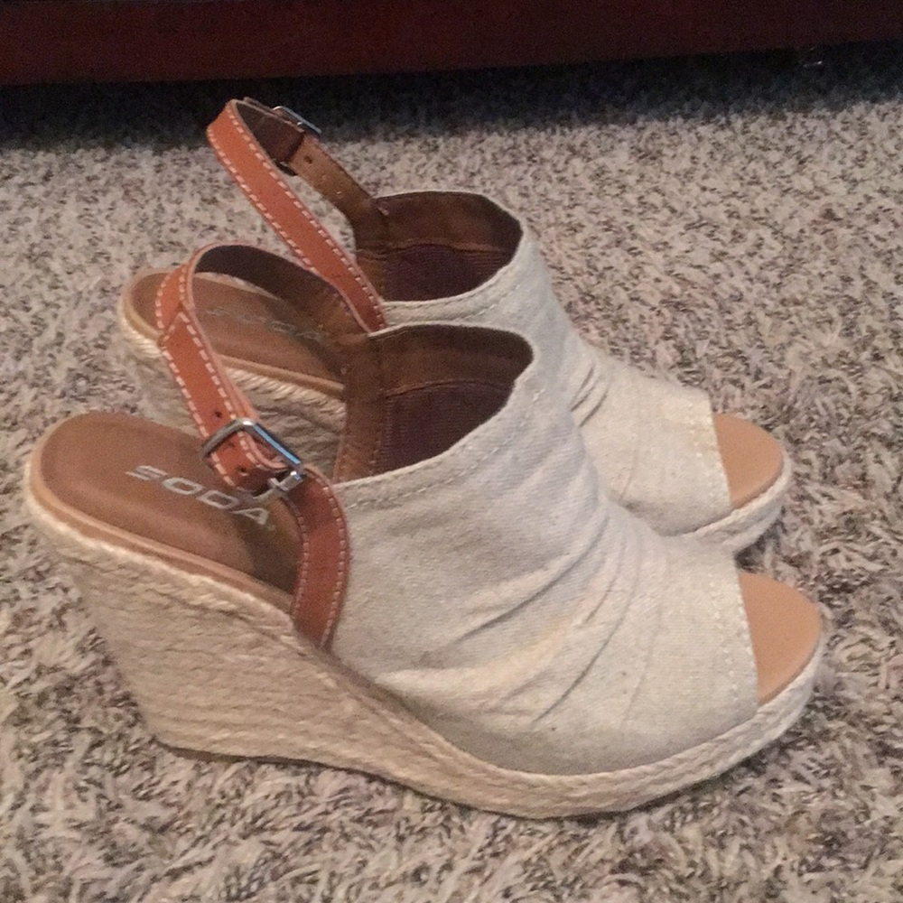 super cute tan wedges