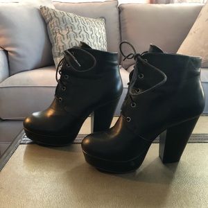 Women’s black ankle boots: 6 1/2