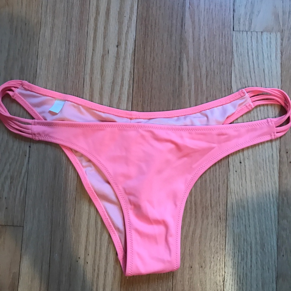 Bikini bottoms (cheeky)