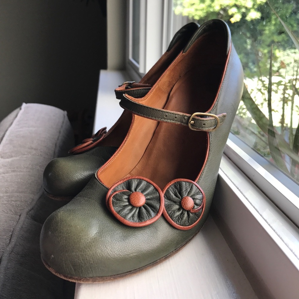 Chie Mihara Retro flower pumps