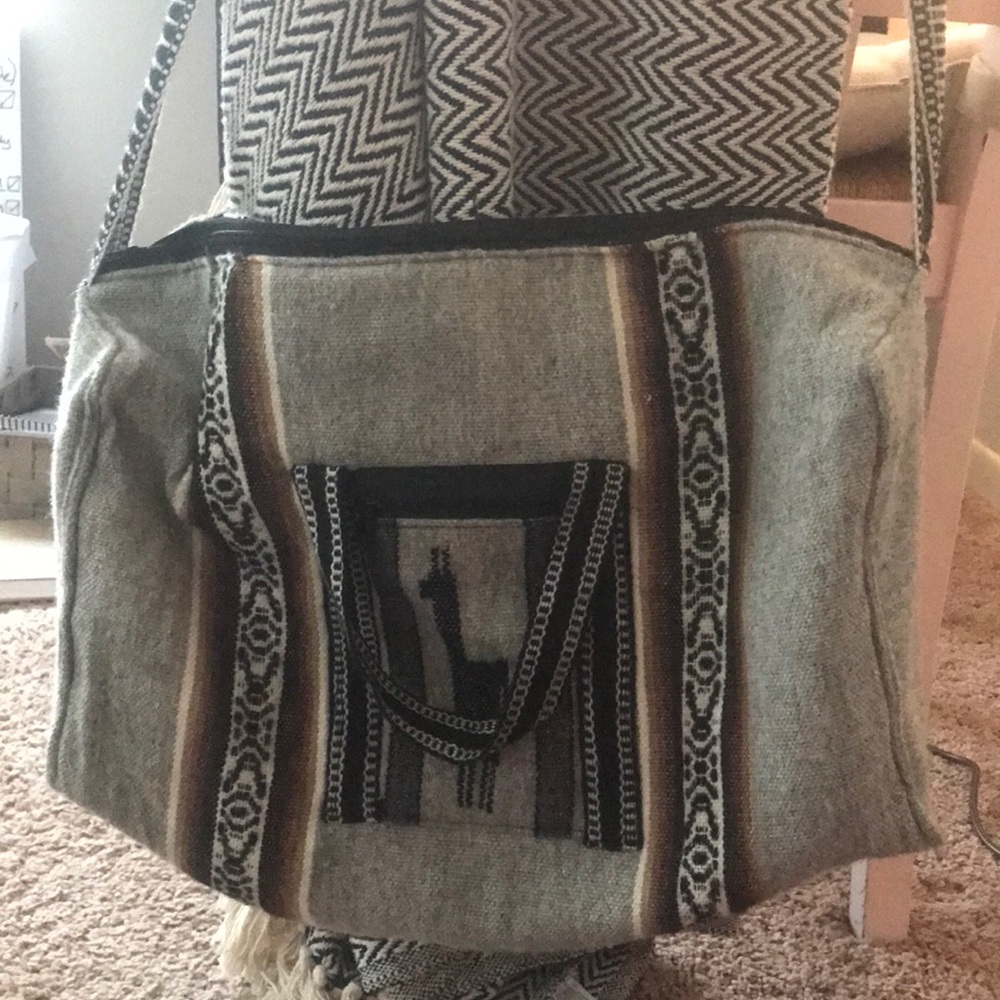 Peruvian travel bag featuring llama 🤓