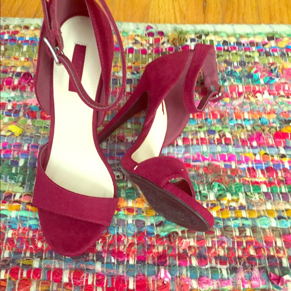 Never ever used size 7 beautiful burgundy color