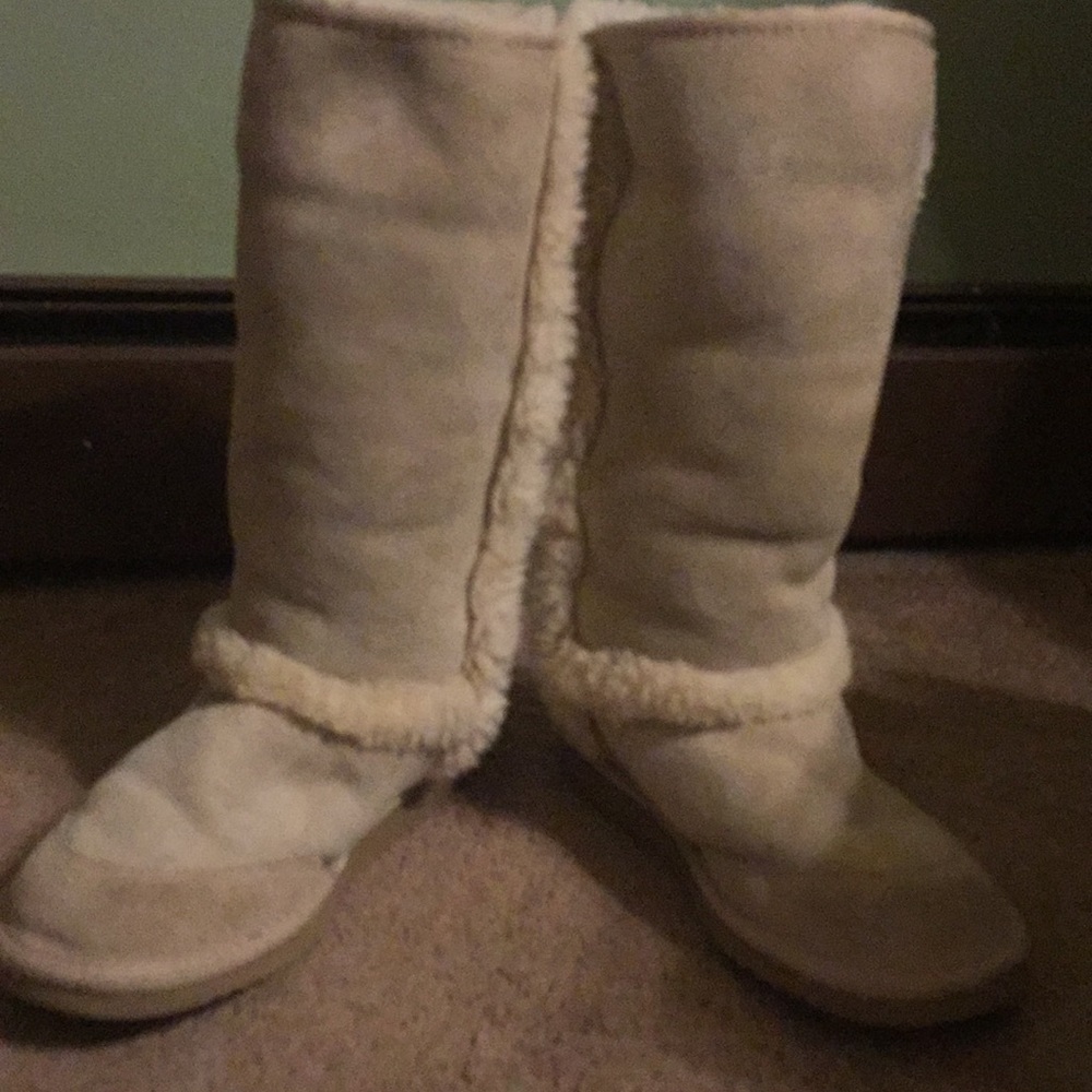 Ugg boots fit lady 8 but size 5.5 in Kids size