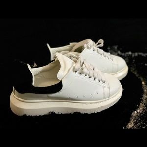 White round toe lace up flats