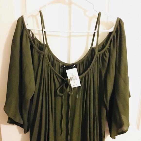 NWT Living Doll Emerald Green off the shoulder top - Picture 3 of 4