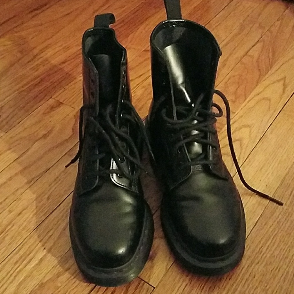 Black Dr. MARTENS
