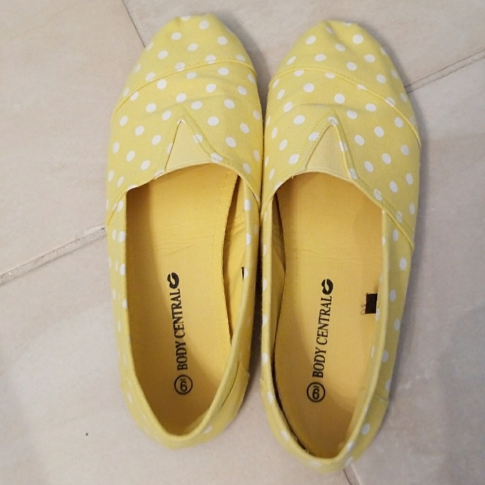 Adorable yellow polka dot Body Central sz9 shoes