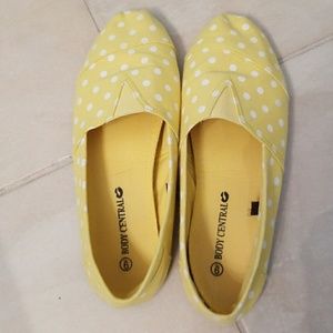 Adorable yellow polka dot Body Central sz9 shoes