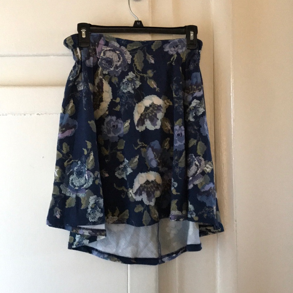 Adorable navy blue skirt with flower detail
