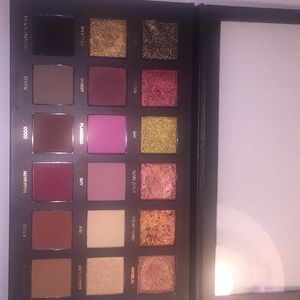 REAL Huda Beauty textured rose gold palette
