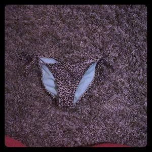 Scrunch butt bikini bottoms small women’s leopard