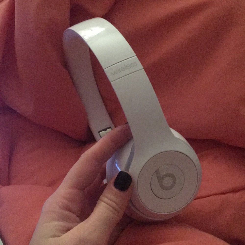 White glossy beats wireless Bluetooth
