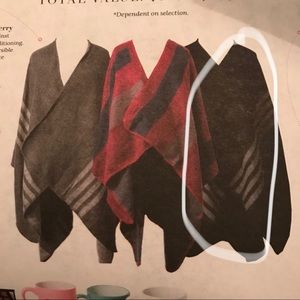 BB Dakota Poncho in Black