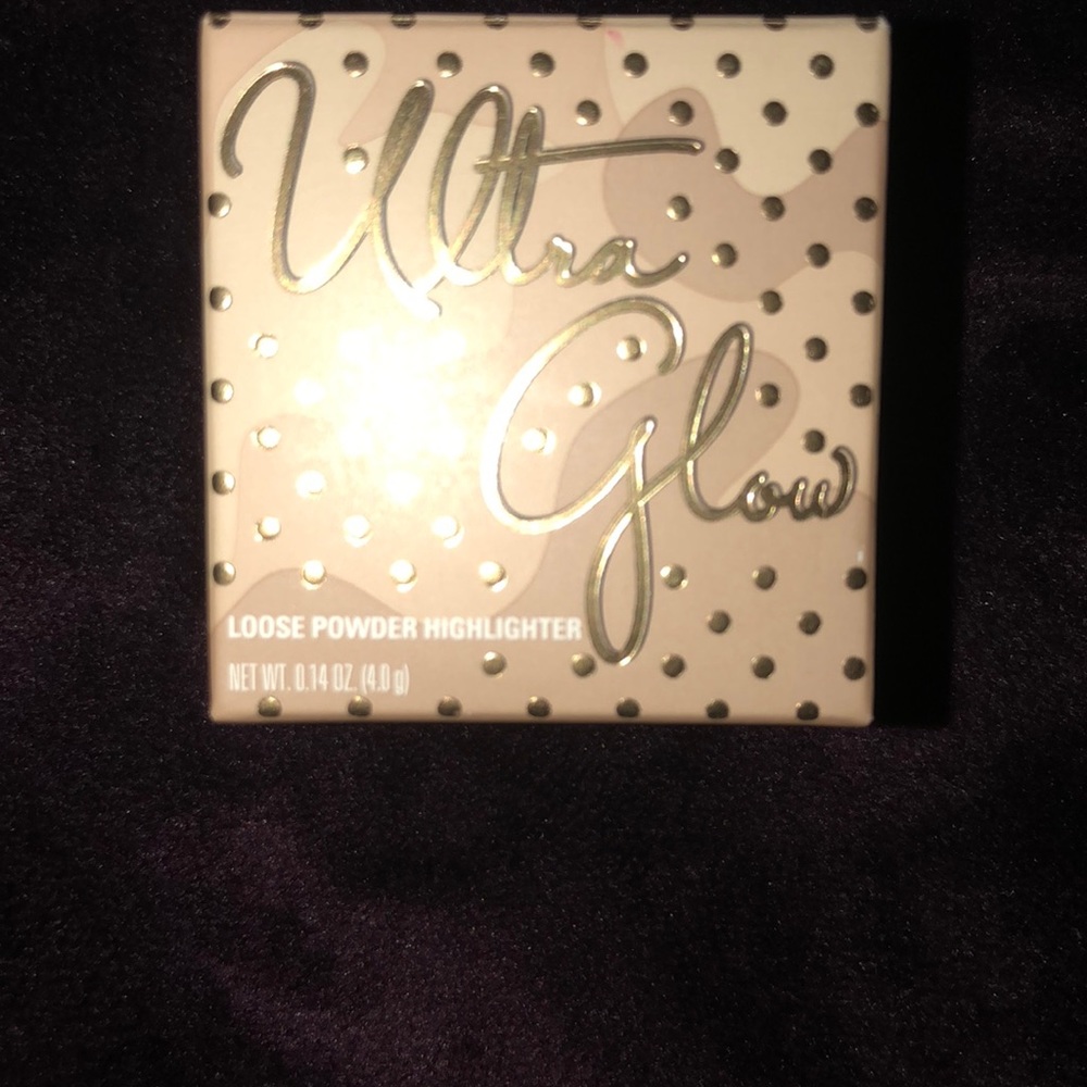 Kylie Jenner ultra glow loose powder highlighter