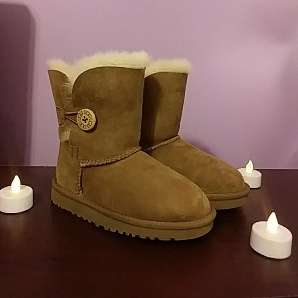 Childs T Bailey button UGGs