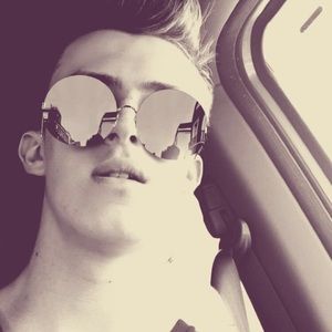 Meet your Posher, Kenneth