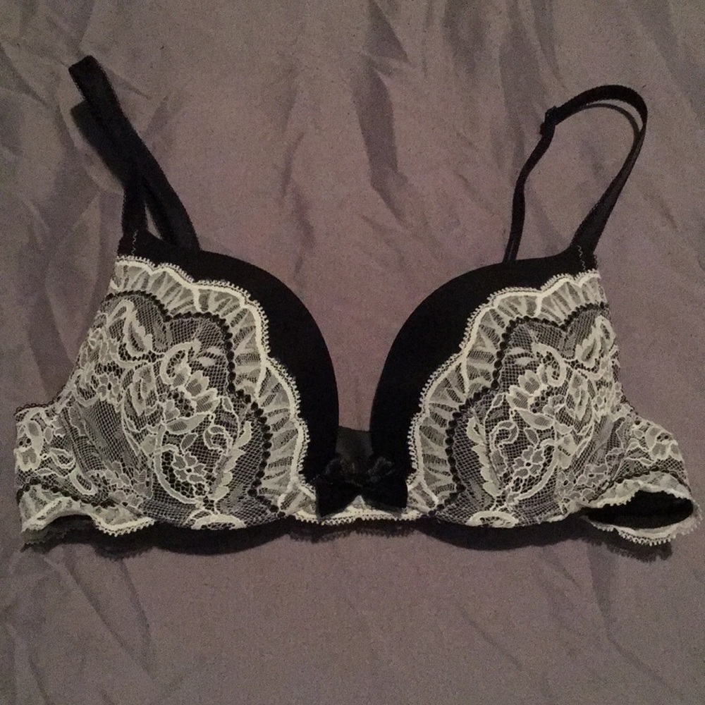 32B Victoria Secret Bra