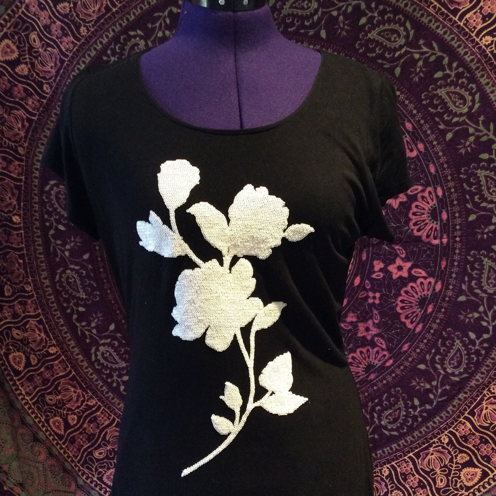 ❤️Black tshirt with sequined design