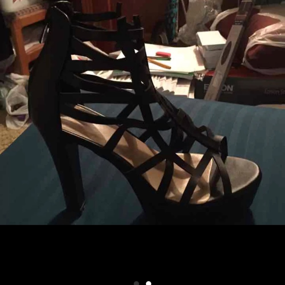 Black heels - Picture 2 of 2