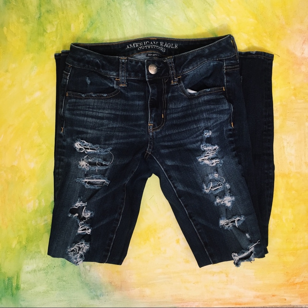 Distressed AEO Jeans 🦋