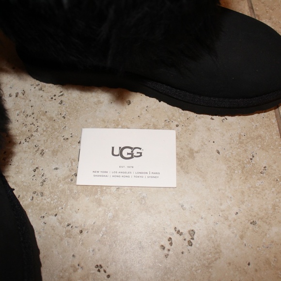 UGG Classic Short Sheepskin Cuff Fur Boots - Picture 8 of 8