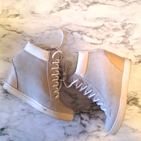 SOLD [GUC] Bakers Cream Sneaker Wedge Shoes - Picture 2 of 5