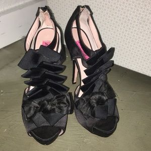 Beautiful Bows// Black Betsey Johnson Heels