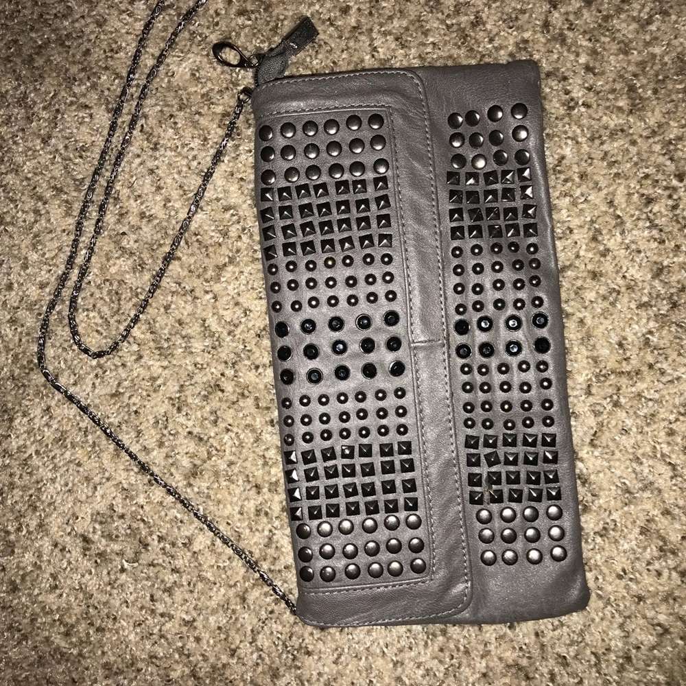 A nice purse that can also be worn as a clutch.