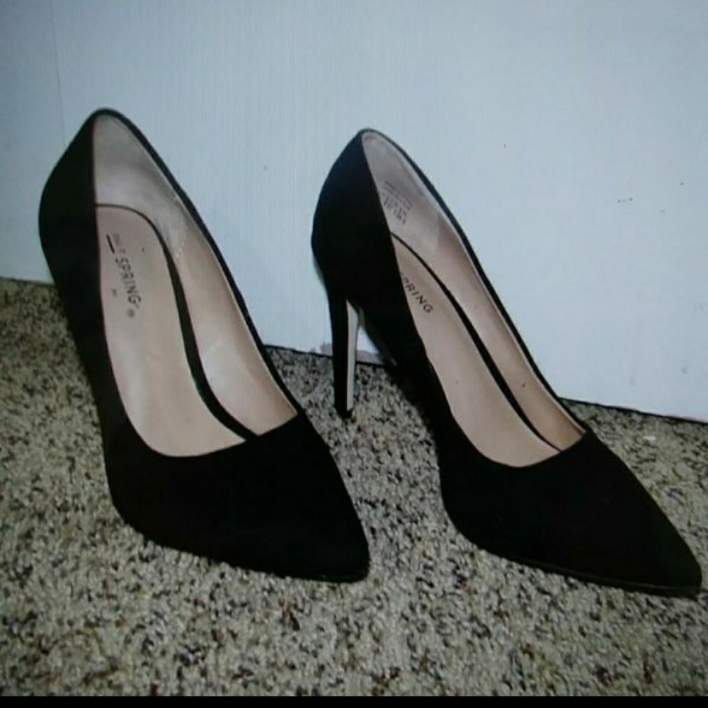 Shade pointed black heels