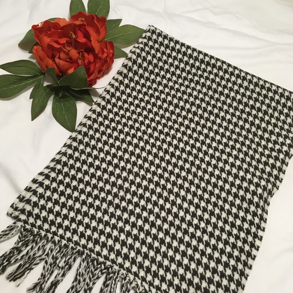 🍍Brown and white houndstooth scarf
