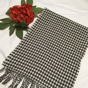 🍍Brown and white houndstooth scarf