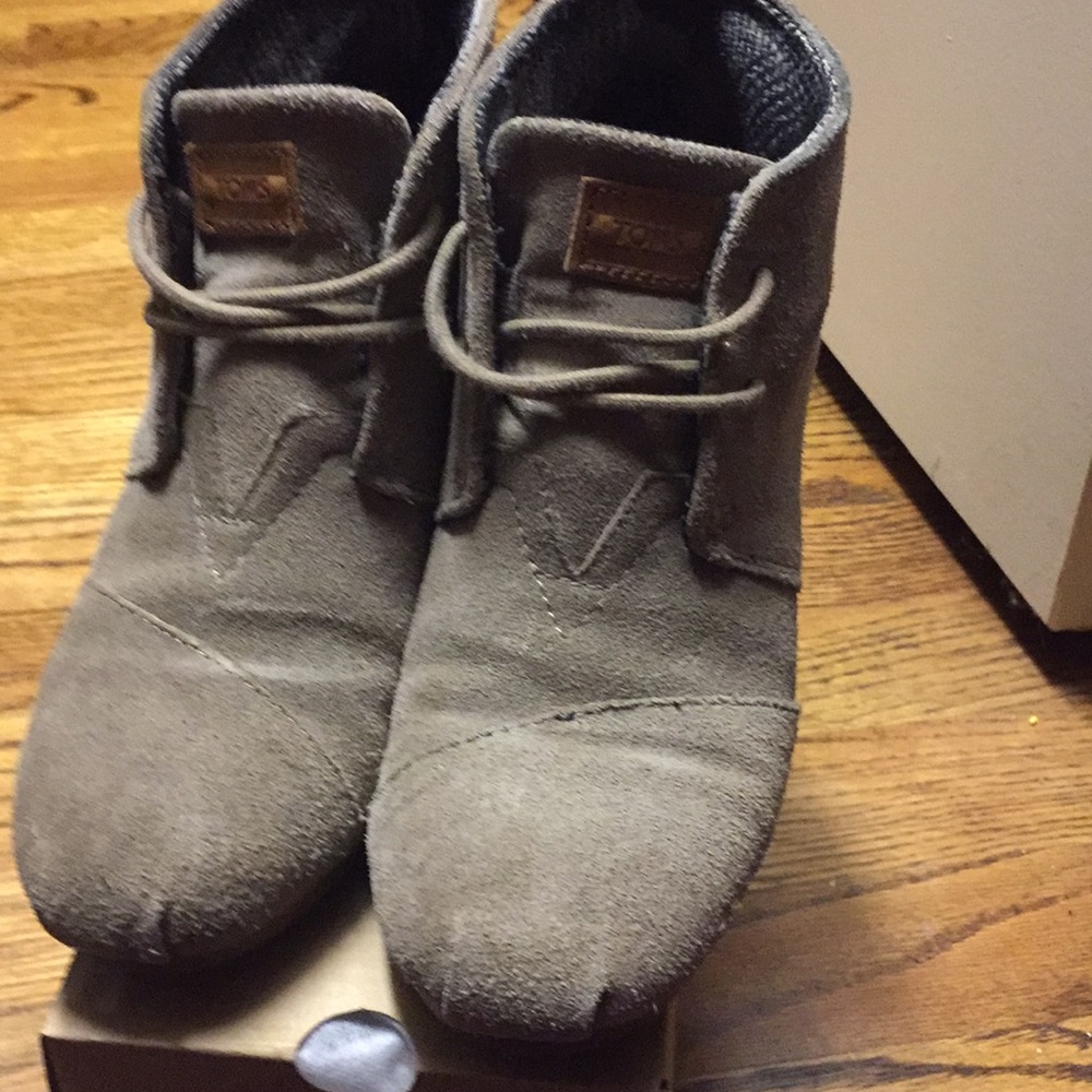 Toms wedges that goes with any outfit.