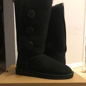 UGG CLASS SHORT W/ bottons