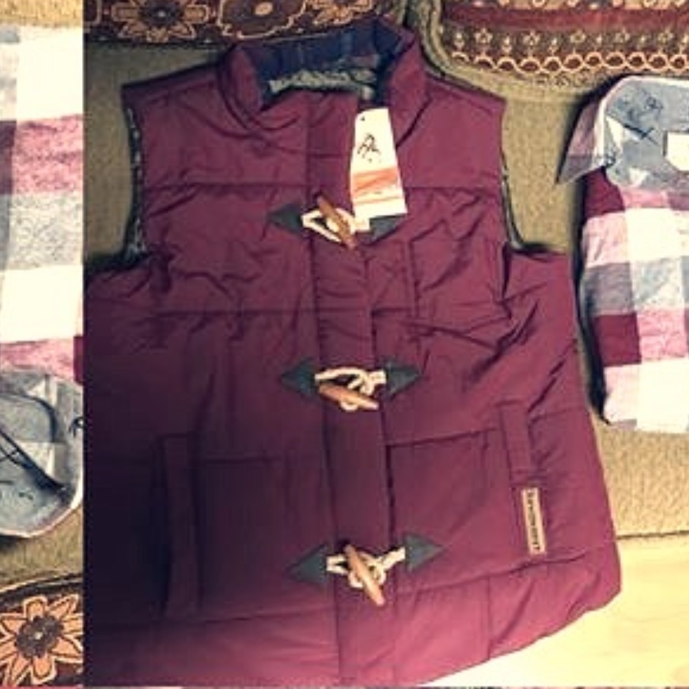 Legendary Whitetails Burgundy Vest BNWT Medium