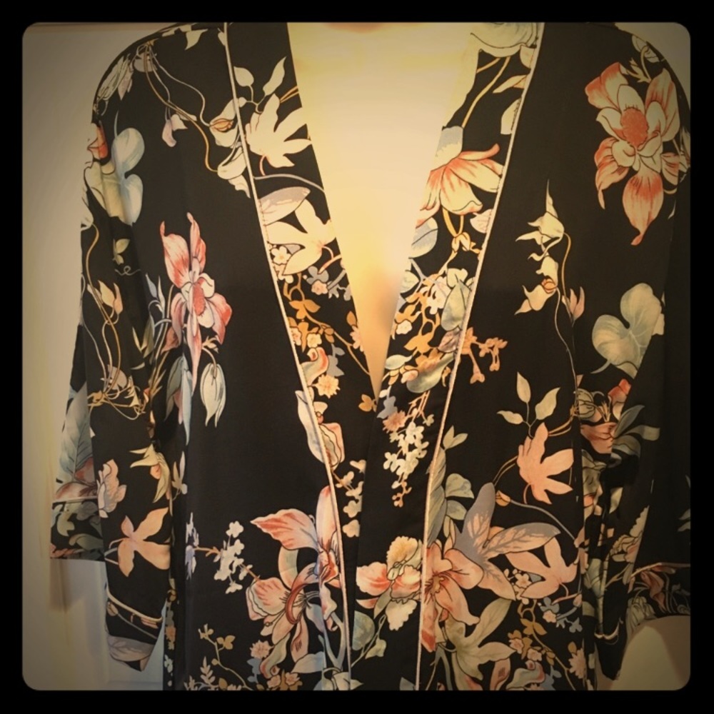 NWOT: Kimono Floral Robe. Soft Matte Satin. S/M.