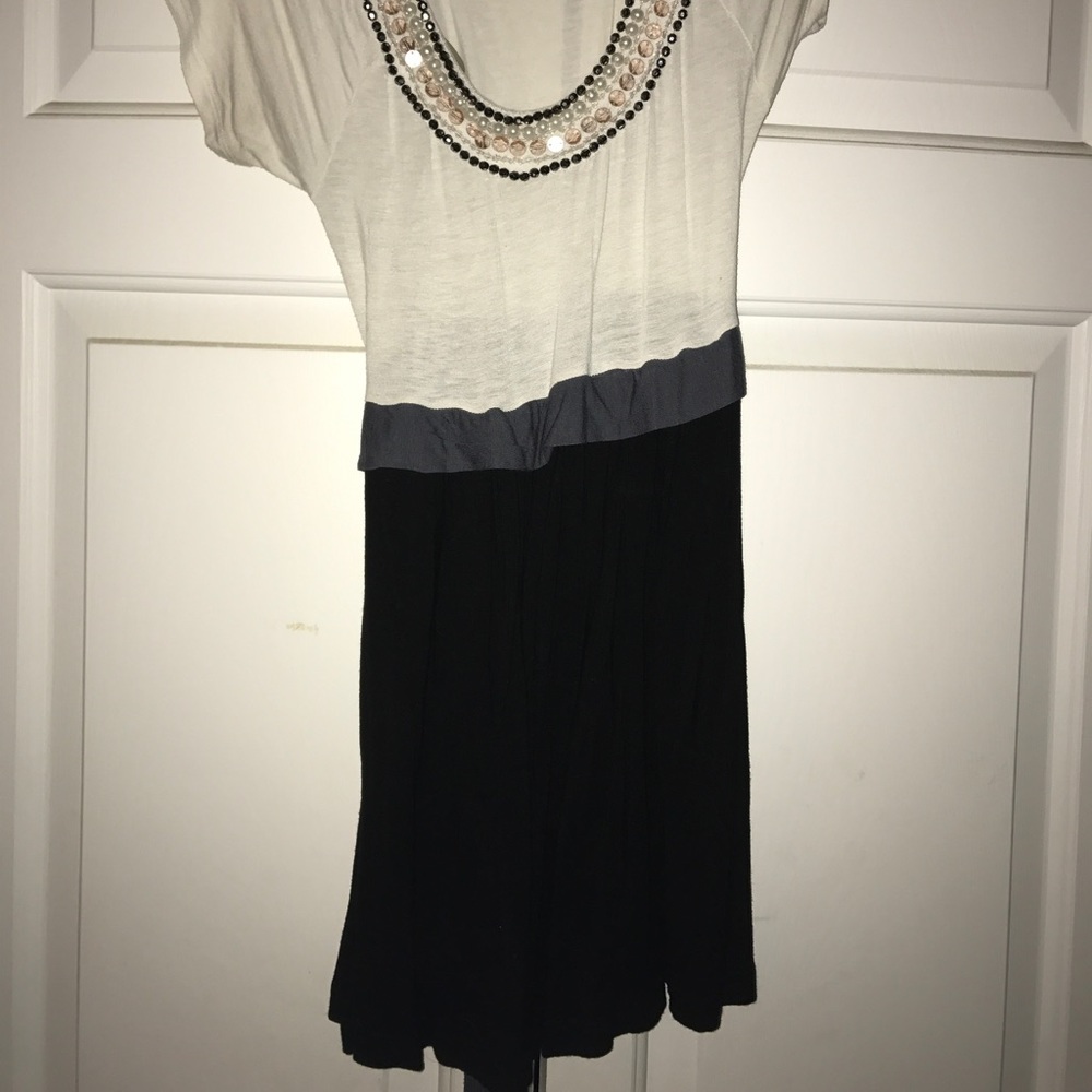 Mini black and white dress with beads