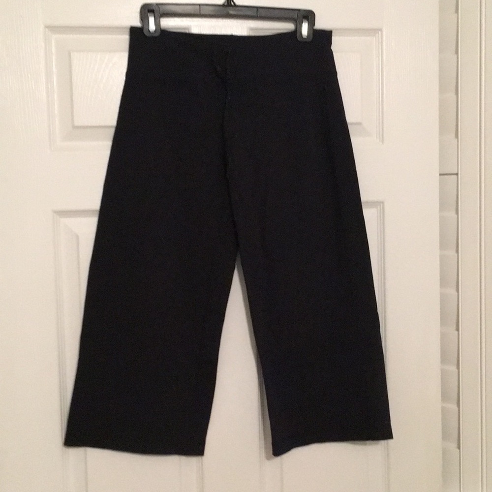 Black cropped black Lululemon Pants!
