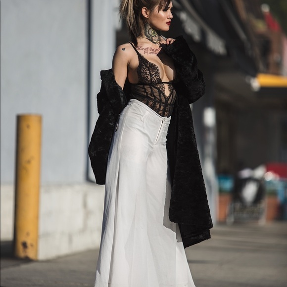 Meet your Posher, Monica - Picture 2 of 4